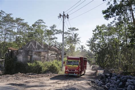 Jalur Evakuasi Gunung Merapi Rusak Antara Foto