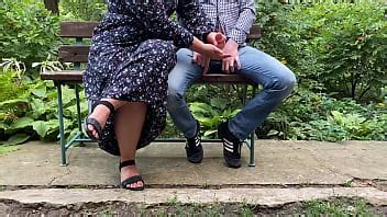 Masturbación con la mano al aire libre en el parque XVIDEOS