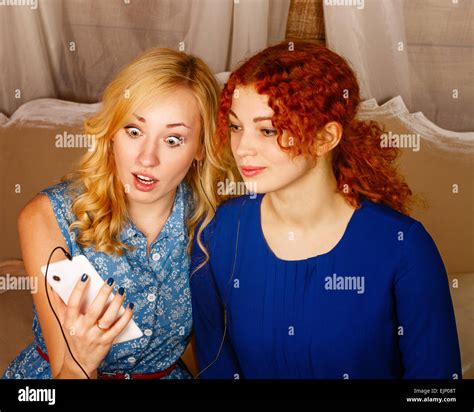 Two Friends Redhead Blonde Girl Hi Res Stock Photography And Images Alamy