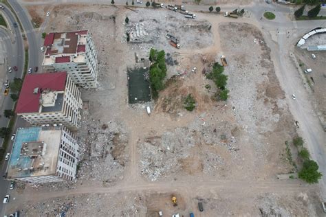 Kahramanmaraş taki Ebrar Sitesi nin enkazı kaldırılıyor