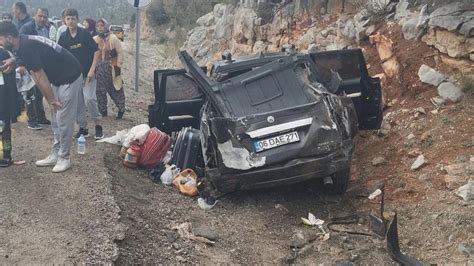 Antalya da kontrolden çıkan kamyonet kayalara çarparak savruldu Çok