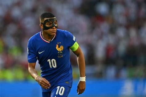 Prancis Vs Portugal Kylian Mbappe Ribet Pakai Topeng