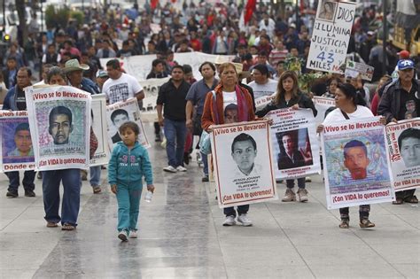 En México marchan con motivo de 51 meses del caso Ayotzinapa The