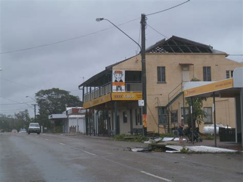 Collinsville begins cleaning up after Cyclone Debbie - Queensland Police News