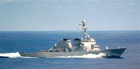 The USS Mahan (DDG-72) fired warning shots at Iranian speed boats in ...