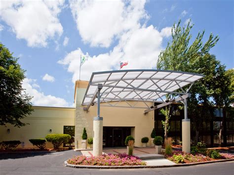 Suites Hotel in Nashua, NH | Holiday Inn & Suites Nashua