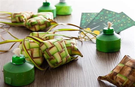 Premium Photo Kelongsong Ketupat Decoration On Wooden Table