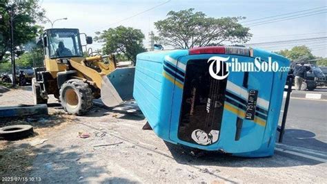 Kronologi Bus Bawa Orang Perangkat Desa Terguling Setelah Alami