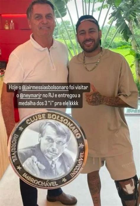 Neymar recebe medalha de imbrochável de Jair Bolsonaro