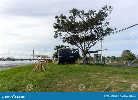 Conceito De Cafeteria Móvel Cadeira E Mesa Em Frente a Campervan