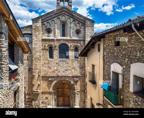 Vista A Rea De La Fachada De La Catedral Rom Nica De Santa Mar A En La