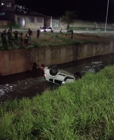 Carro Cai Em Vala Na Av De Mar O Veja O V Deo