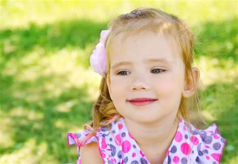 Retrato Al Aire Libre De Una Linda Niña En El Prado Fotografía De Stock © Paultarasenko