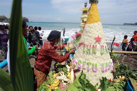 TRADISI LARUNG SESAJI PANTAI SERANG ANTARA Foto