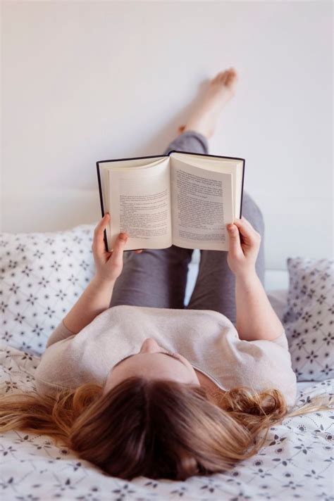 Mulher Deitada Na Cama E Lendo Foto Gr Tis Leitura Da Mulher Fotos