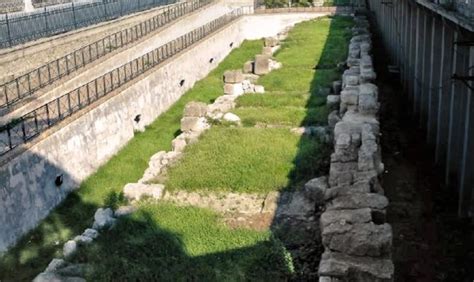 Passeggiata Lungo Le Mura Di Reggio Calabria