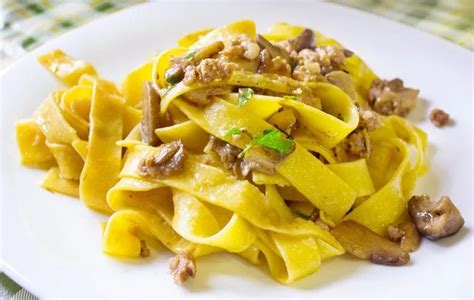 Ricetta Tagliatelle Ai Funghi E Salsiccia Il Club Delle Ricette