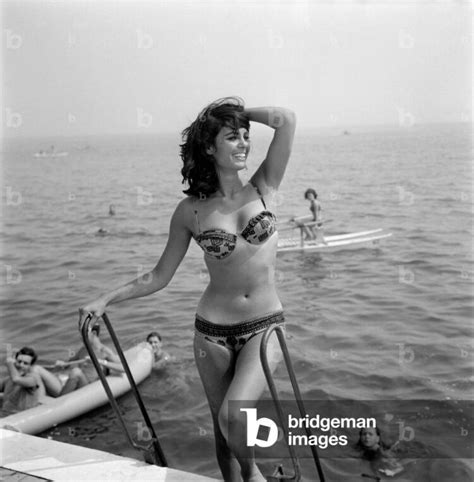 9 Hot Sexy Daliah Lavi Bikini Pics