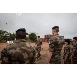 ImagesDéfense Le colonel Walter Lalubin passe en revue les troupes du