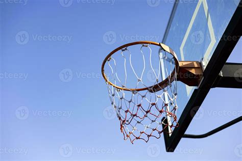 Outdoor Basketball Hoop 32724381 Stock Photo at Vecteezy