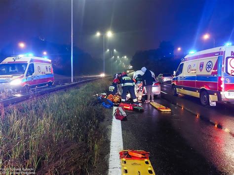 Poważny wypadek na DK 92 w Poznaniu Samochód wjechał w grupę ludzi