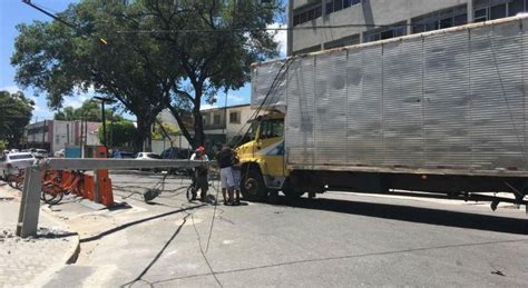 Caminh O Colide Contra Poste E Derruba Fios No Centro Do Recife