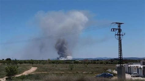 El Incendio De La Planta De Reciclaje De Requena A La Espera De La Maquinaria Para Su Extinción