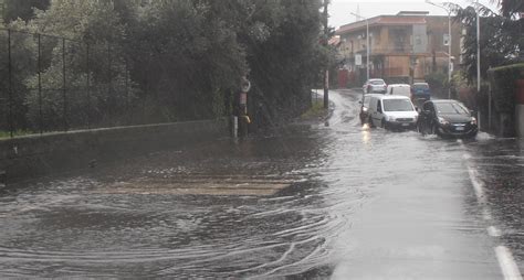 Maltempo A Catania Persone Intrappolate Nelle Auto E Allagamenti