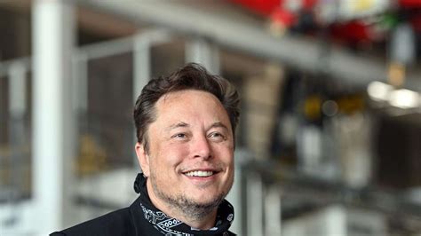 Tesla Chef Elon Musk Besucht Fabrik Nach Anschlag