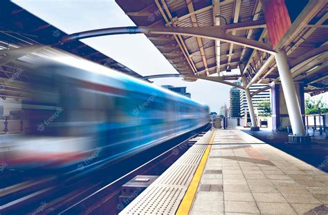 Premium Photo | Skytrainbangkok cityscape