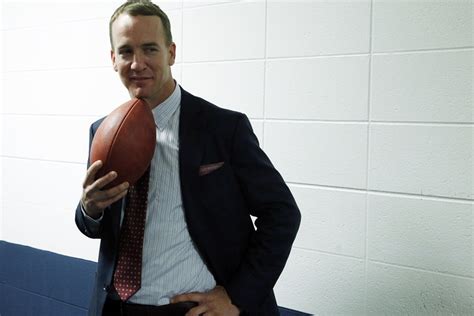 Peyton Manning walks out of tunnel with Super Bowl 50 trophy (Video ...