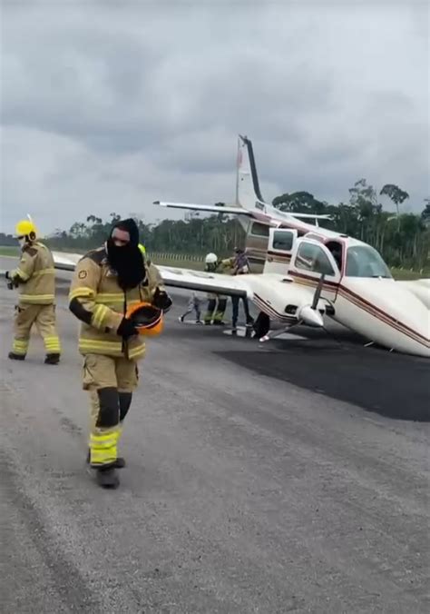 Vídeo mostra socorro a tripulantes de avião que fez pouso de emergência