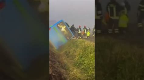 Un Autobus Si Ribalta E Esce Fuori Strada A Torrevecchia Pia