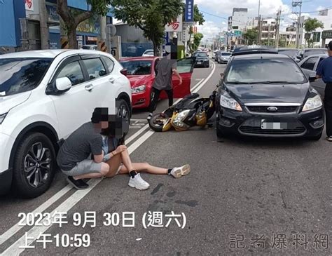 路邊自小客車車門突開 長腿女騎士煞車不及撞上噴飛慘摔