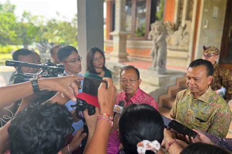 Macet Akibat Tingginya Arus Lalin Menuju Pelabuhan Sanur Koster