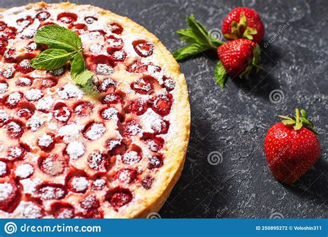 Tarta De Fresa Casera Decorada Con Fresa Sobre Fondo De Piedra Negra