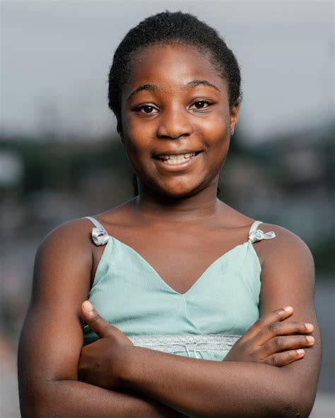 Portrait Jeune Fille Africaine Avec Les Bras Croisés Photo Gratuite