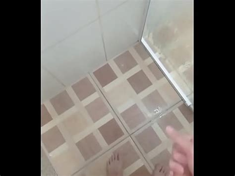 Novinho Dotado Se Masturbando No Banho Xvideos