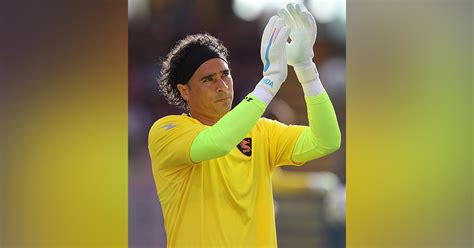 Guillermo Ochoa salva de la derrota a Salernitana con increíbles atajadas