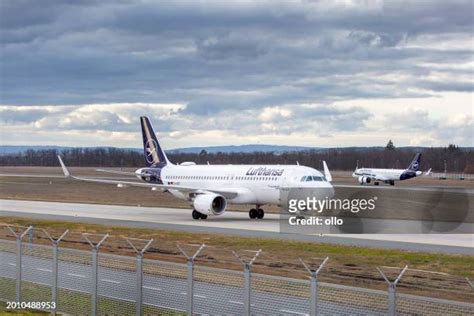 98 Lufthansa Airbus A320 200 Stock Photos, High-Res Pictures, and ...