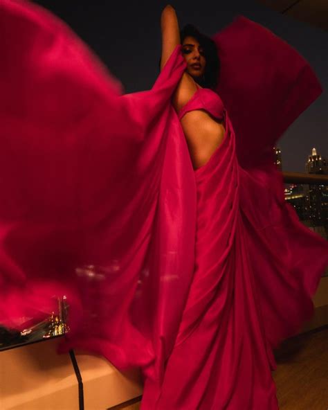 Samantha Ruth Prabhu Ablaze Internet In Pink Satin Saree, Flaunts Jaw ...