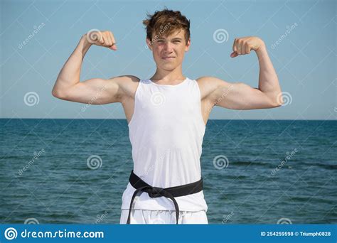 Un Adolescent De Ans Ceinture Noire Flexion Musculaire Photo Stock