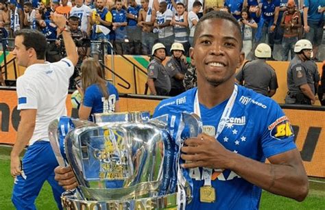 Gr Mio Avan A E Fica Mais Perto De Contratar Zagueiro Cac Ex Cruzeiro