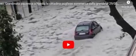 Grandinata Apocalittica A Nard Un Fiume Bianco Di Ghiaccio Ha Invaso