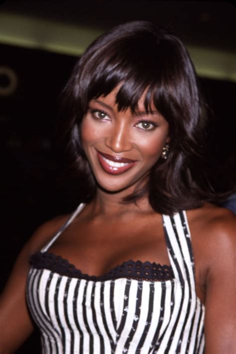 naomi campbell verscheen met haar  jaar  een imposante outfit op de