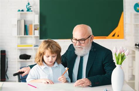 Lectura Y Escritura De Alumnos Con Profesor En Aula Profesor De Edad Y