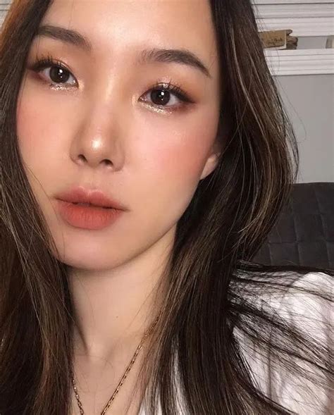 A Gorgeous Shiny Makeup With A Matte Nude Lip With A Kissed Effect