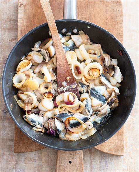 Pasta Alle Sarde Cipolle Di Tropea Mollica Croccante P Tes Aux