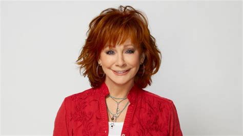 Reba McEntire takes us on a '90s fashion flashback