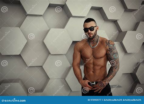 Portrait Sexy De Torse Nu De Plan Rapproché De Modèle Masculin Beau